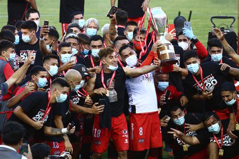 Ñublense coronó una campaña formidable, en el campeonato más accidentado y sufrido de la historia del fútbol chileno, y se tituló campeón de la primera b conquistando el anhelado retorno a la primera. La epopeya de Ñublense, campeón del torneo más sufrido en ...