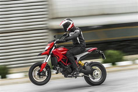 Around the mo offices, we're filled with excitement and restraint whenever a motorcycle with motard in its name enters our graces. 2014 Ducati Hypermotard, License to Thrill - autoevolution