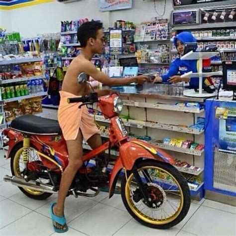 16 funny pictures showing indonesia s love affair with motorbikes wowshack