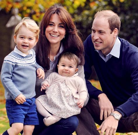 Hier strahlen die eltern mit ihrem kleinen. Royals: Prinz George geht in den Montessori-Kindergarten ...