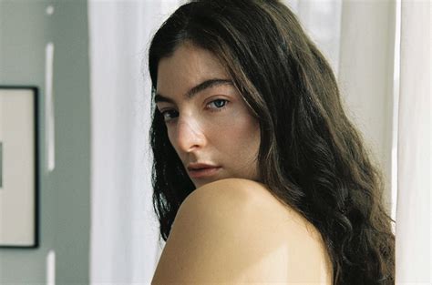 lorde lands third alternative albums no 1 with ‘solar power