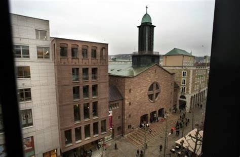 Das benachbarte haus der katholischen kirche verspricht ruhe und besinnung mitten in der innenstadt. Blockade: Dekan lässt Eberhard-Kirche räumen - Stuttgart ...