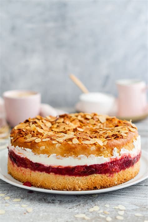 Ein schnelles rezept für ein bienenstich kuchen mit mandeln und vanillecreme. Bienenstich mit Zwetschgen | Rezept | Bienenstich rezept ...