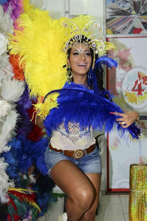 cinthia santos faz topless no centro de sp antes de carnaval