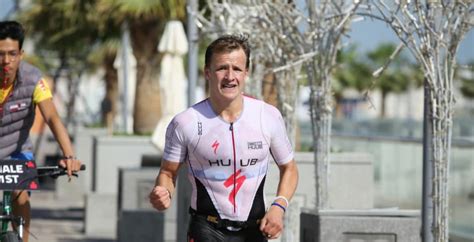 Norway's kristian blummenfelt delivered a devastating late surge to break clear on a sweltering run and take the gold medal in the men's olympic triathlon on monday, reuters reports. kristian blummenfelt - Planeta Triatlón