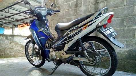 Keberhasilan penjualan motor honda di indonesia khususnya kelas bebek tidak lepas dari generasi honda honda supra x 125 fi cw acc sekitar 16,050 ribu rupiah ( hitam, merah,putih, dan biru ). Modifikasi Supra X 125 Warna Biru Putih