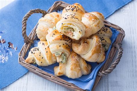 Sonia peronaci da giallo zafferano al nuovo sito di ricette ecco il suo menu di natale. Ricetta Cornetti salati - La Ricetta di GialloZafferano
