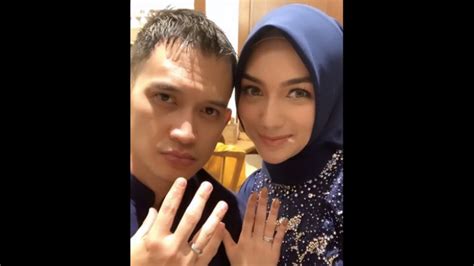 Disebut dewa karena mereka tidak dapat mati dan punya kekuatan super layaknya superhero. Resmi Tunangan, Citra Kirana dan Rezky Aditya Pamer Cincin