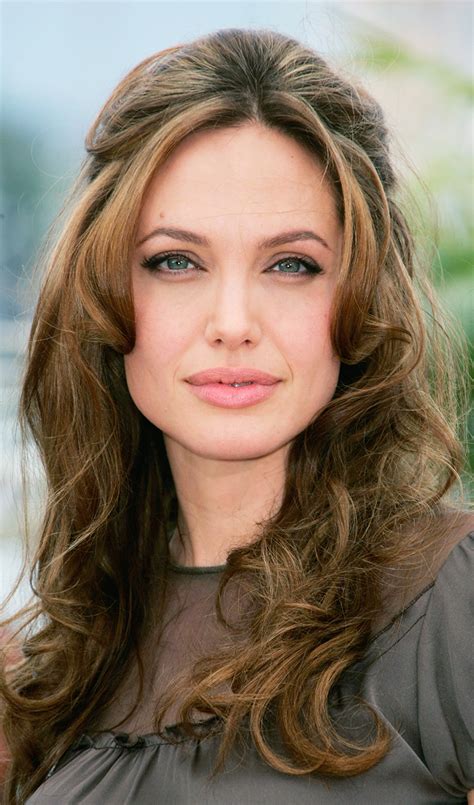 Check spelling or type a new query. Die Frisuren von Angelina Jolie von 1991 bis heute