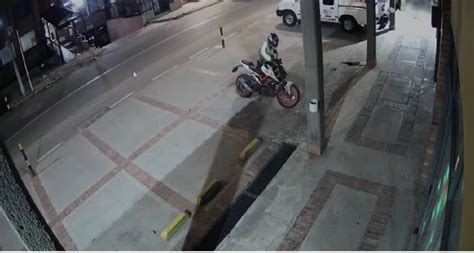 video muestra cómo se robaron una motocicleta en solo cinco segundos en bogotá infobae