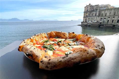 Le Migliori 10 Pizzerie Allaperto A Napoli Per Mangiare Pizza Al Tavolo