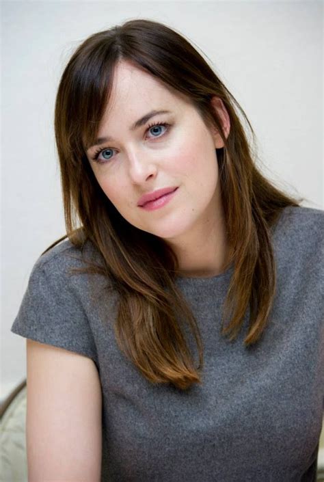 Not to make this all about me, but as a person with very curly hair, i'm rarely impacted by celebrity hairstyles. DAKOTA 2015 | Hair styles, Short hair styles, Short hair with bangs