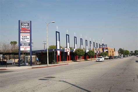 It shows in the fast and friendly service you receive from the moment you pull onto our lot to when you drive away. Hollywood Stars Car Wash