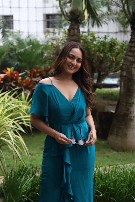 Sonakshi Sinha Looks Stunning In These Latest Still At Juhu The Indian Wire