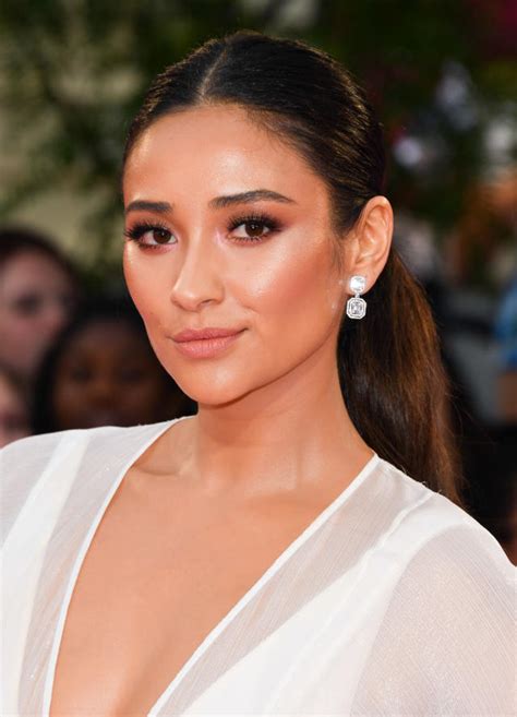 shay mitchell s 13 best beauty looks in honor of her 32nd birthday