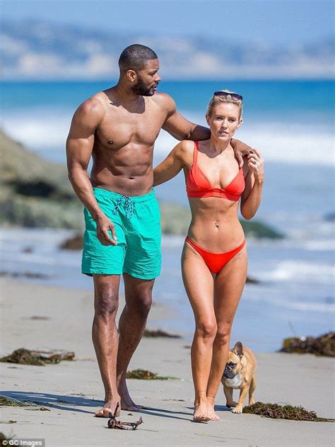 Loved Up Former Neighbours Star Nicky Whelan Flaunted Her Washboard