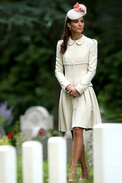 My favourite photos of the duchess of cambridge and her family. Kate Middleton trug einen beigen Hut mit einer großen ...