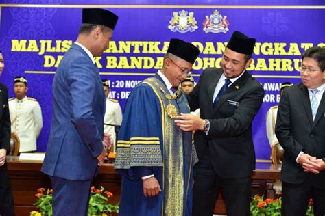 جوهر بهرو, chinese:新山) (also johor baru or johore baharu, informally called jb) is a city and the state capital of johor in malaysia. MAJLIS PELANTIKAN & ANGKAT SUMPAH DATUK BANDAR JOHOR BAHRU ...