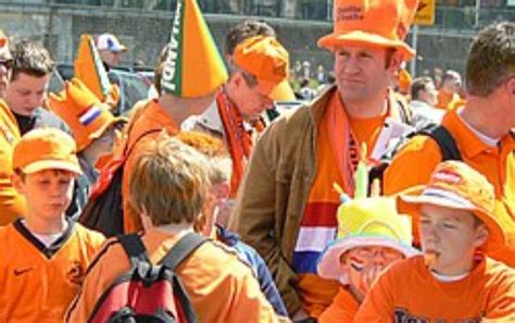 [orange in dutch] why does the netherlands wear orange travel pixy