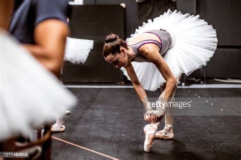 ballet dancer warming up photos et images de collection getty images