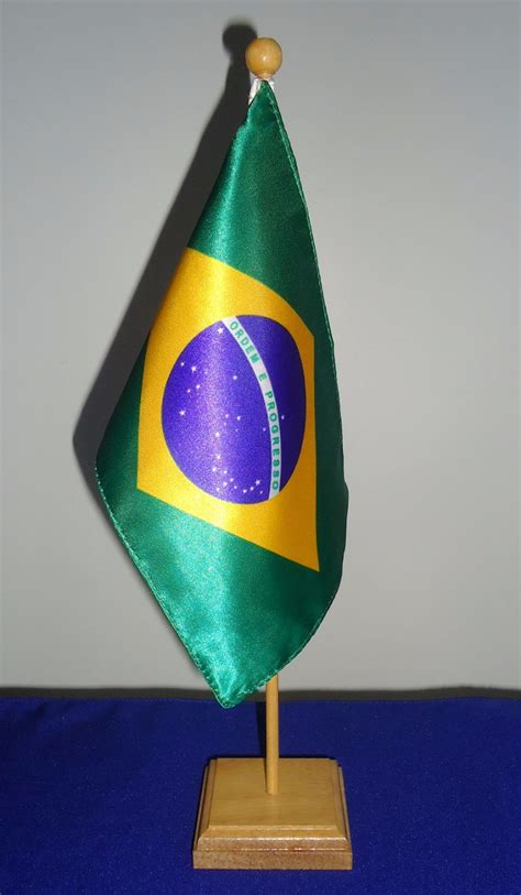Bandeira De Mesa Do Brasil Luxo Cetim Base Mastro De Madeira R 5500