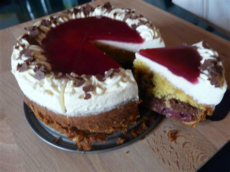 Für den boden wird heller und dunkler teig verwendet, der dann mit sauerkirschen belegt wird. Schneewittchen-kuchen | Rezept | Schneewittchen kuchen ...