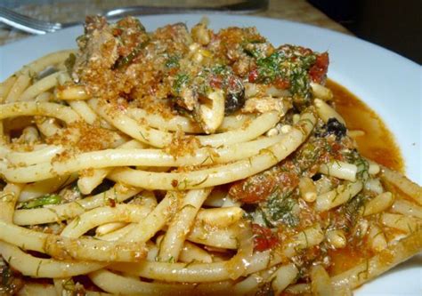 La cucina siciliana è l'espressione dell'arte culinaria sviluppata in sicilia e strettamente collegata alle vicende storiche, culturali e religiose dell'isola, venendo influenzata dalle culture che hanno attraversato l'isola nel corso della storia, in particolare maghrebina, greca, ebraica, bizantina, spagnola, francese ed italiana. Spaghetti con le sarde alla palermitana | Pasti italiani ...