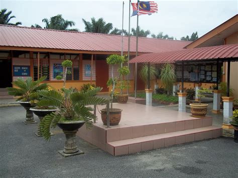 Pengarah pemasaran jakel kl, azlan abu bakar (kiri) menyampaikan sumbangan kepada guru besar sek keb danau kota 2, norma abdullah (tengah) pada program csr jakel bersamamu 300 asnaf di sekolah kebangsaan danau kota 2, setapak, kuala lumpur. skseritengah: Sejarah Sekolah