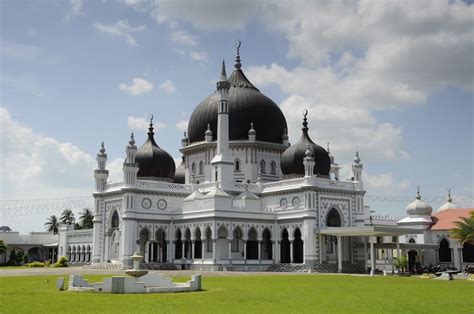 There is a terrace equipped for the guests. Alor Setar | Best cities, Kedah, Mosque