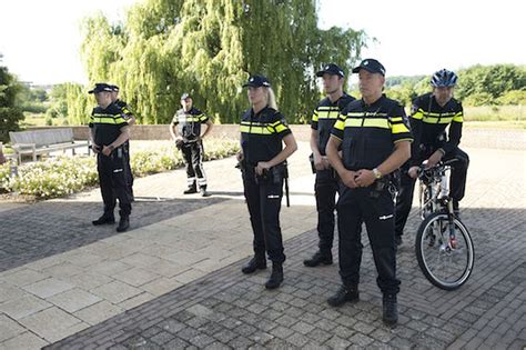 The police represent true honor and service in action. Nieuw politie-uniform: het moet vlotter, maar 'imponeert ...
