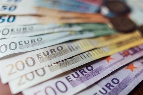 Si discute sulla possibilità di chiedere un nuovo scostamento i primi soldi degli indennizzi di inizio 2021 arriverebbero i primi di maggio, inaccettabile. Ristori | il decreto sostegno del nuovo governo cambia ...