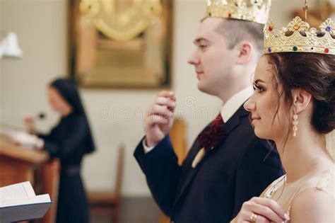 Sensual Feliz Novia Y Novio Usando Coronas De Oro Durante La Ceremonia