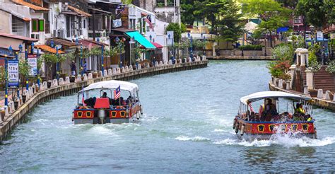 Along the riding bot, you can enjoy a lot of mural and painting along the river where the paint at. 5 Awesome Reasons to Take a Short Trip in Malaysia to Melaka