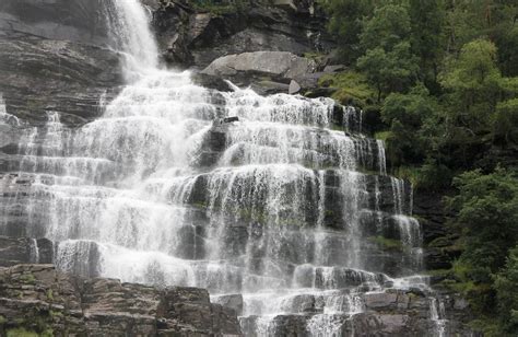 It is located about 12 kilometres (7.5 mi) north of the village of vossevangen along the european route e16 road to flåm. водопад Твиндефоссен. Tvindefossen Waterfall | Paisajes