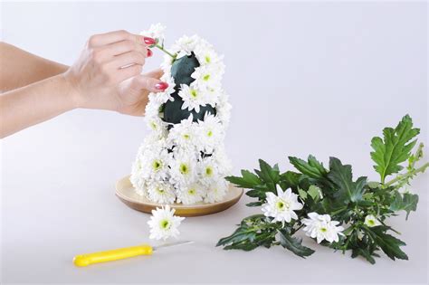 Christmas cactus with white flowers | click here to purchase. How To Use Flowers To Make A Snowman