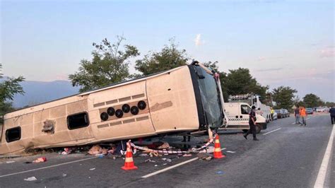 Yolcu otobüsü ile kamyon çarpıştı 6 ölü 42 yaralı Timeturk
