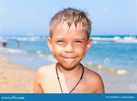Muchacho Joven En La Playa Imagen De Archivo Imagen De Azul