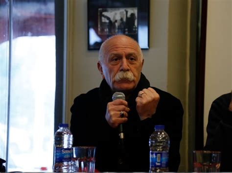 Gerçek sanat disiplinleriyle ilk kez halkevlerinde karşılaştı ve uzunca bir zaman ankara'da halkevlerinde çalışmalarını sürdürdü. 'Aziz Nesin ortalamacılıkla kavga ettiği için hâlâ yaşıyor ...