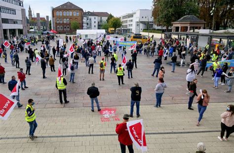 Einen streik ausrufen объяви́ть забасто́вку. Streik im öffentlichen Dienst: Und wieder sind die Kitas ...