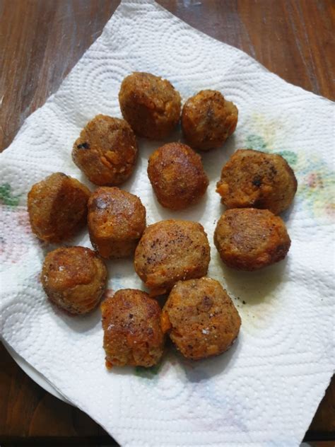 Prendete la zucca, sbucciatela e tagliatela a piccole fette. POLPETTE DI ZUCCA IN PADELLA ricetta polpette con zucca veloci