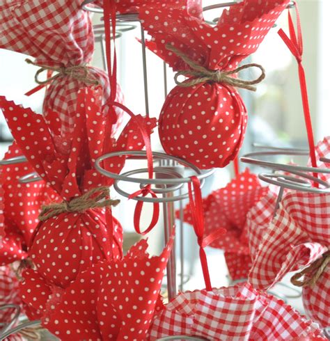 Make your own christmas centerpiece. Fabric baubles - make your own Christmas decorations ...