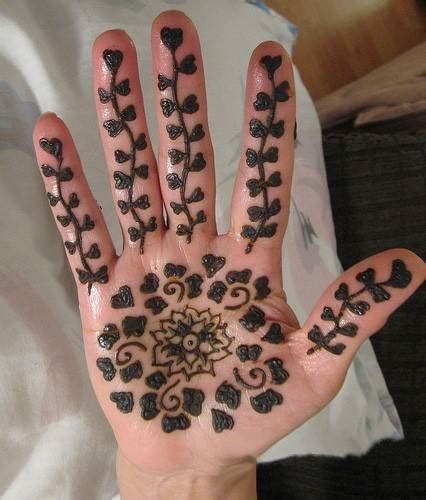 Hope you like these step by step mehndi design for beginners. Simple Mehndi Designs for Hands