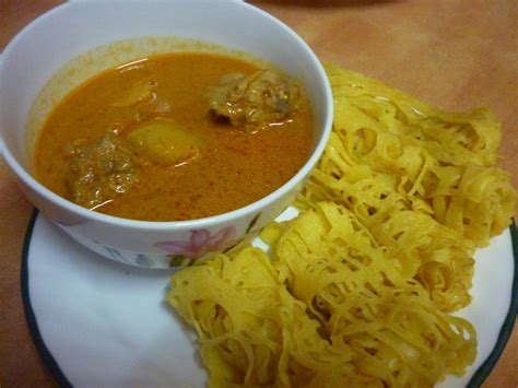 Kalau belum, coba bikin sendiri di rumah dengan parapaleo pasti sudah tidak asing kan dengan roti jala, kuliner favoritnya masyarakat melayu? lyn at homebakery: Roti Jala Kuah kari