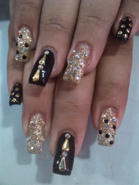 Decorado para las uñas de los pies en negro y dorado. VAMA`S C.A