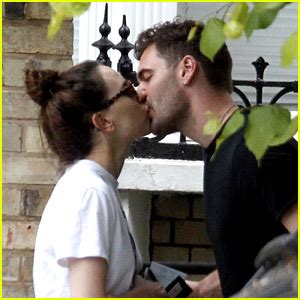 Daisy Ridley Shares A Kiss With Tom Bateman In London Daisy Ridley Tom Bateman Just Jared