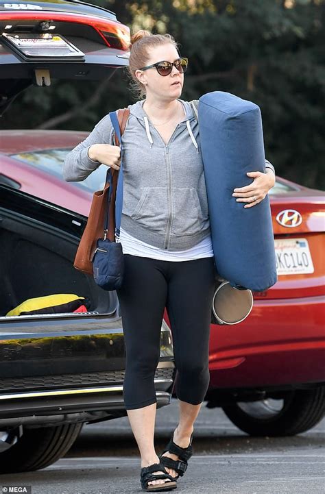 Amy Adams 45 Goes Make Up Free In A Grey Hoodie And Leggings As She