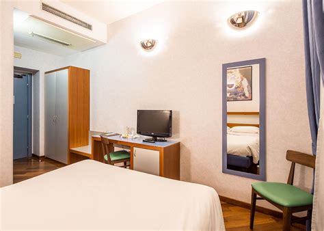 Dalla stazione ferroviaria, alle spalle della centralissima p.zza garibaldi, da dove partono treni per tutta l'italia e da dove è possibile raggiungere qualsiasi posto della città e dell'interland grazie all'efficienza di metropolitana e. BW Hotel Plaza Napoli: prenota online | Best Western