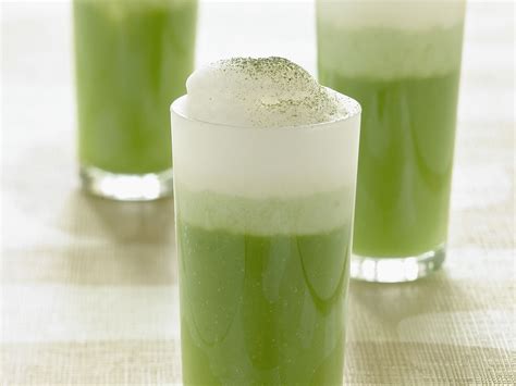 Matcha is finely ground powder of specially grown and processed green tea leaves, traditionally consumed in east asia. Matcha Latte Rezept | EAT SMARTER