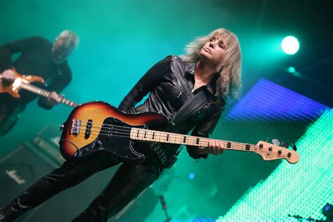 Suzi quatro — rockin' in the free world 04:59 suzi quatro — trouble 03:45 suzi quatro — devil gate drive 03:47 FEELS LIKE COMING HOME. An interview with bass legend Suzi Quatro - Guitar Girl Magazine