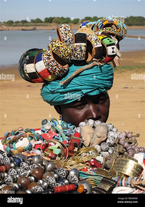 Afrikanische Frau Mit Perlen Fotos Und Bildmaterial In Hoher Auflösung Alamy